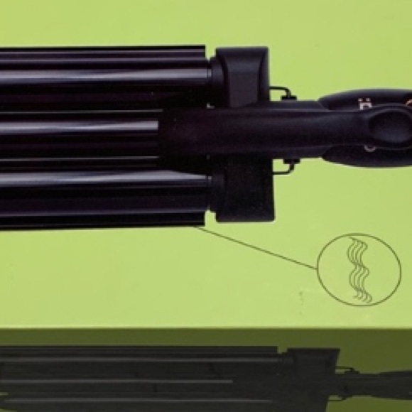 BNIB Amika beach waver main image 8